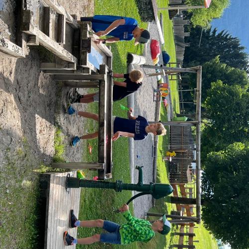 Kinder beim Wasserspiel