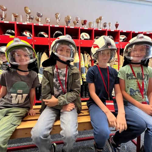 Kinder mit Feuerwehrhelmen