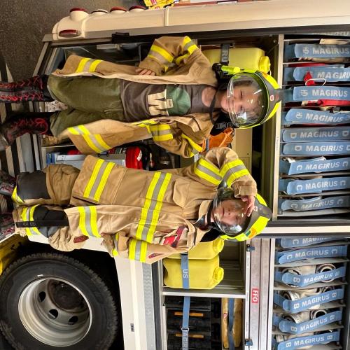 Kindee mit Feuerwehrgewand 