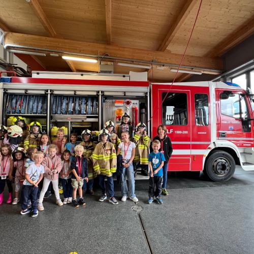 Gruppenfoto vor dem Feuerwehrauto