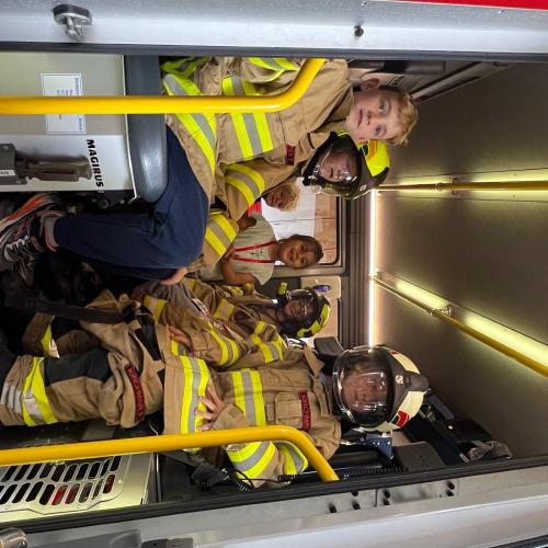 Kinder im Feuerwehrauto