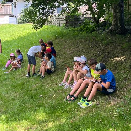 Kinder auf Wiesen-Exkursion