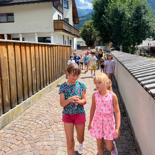 Kinder am Weg zur Wiese