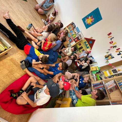 Kinder beim Lauschen und Stauen