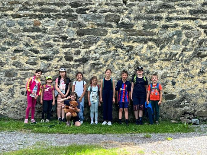 © pexels.com Gruppenfoto vor der Ruine Hörtenberg