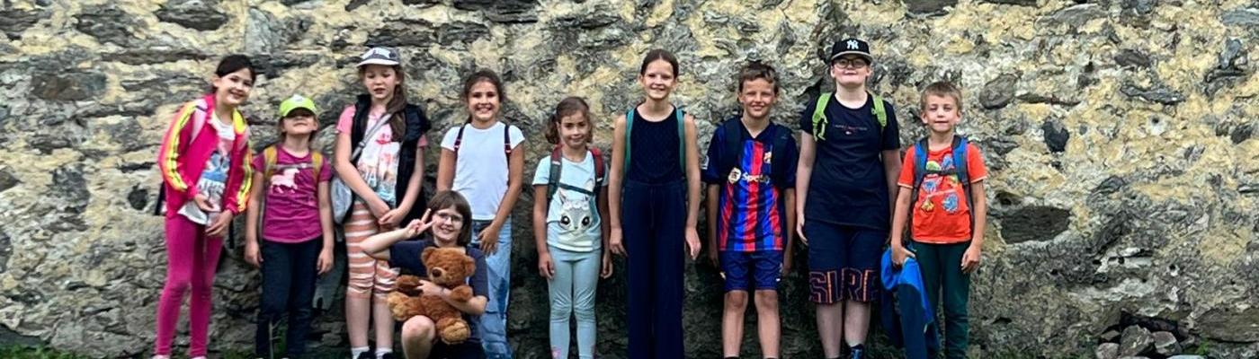 © pexels.com Gruppenfoto vor der Ruine Hörtenberg