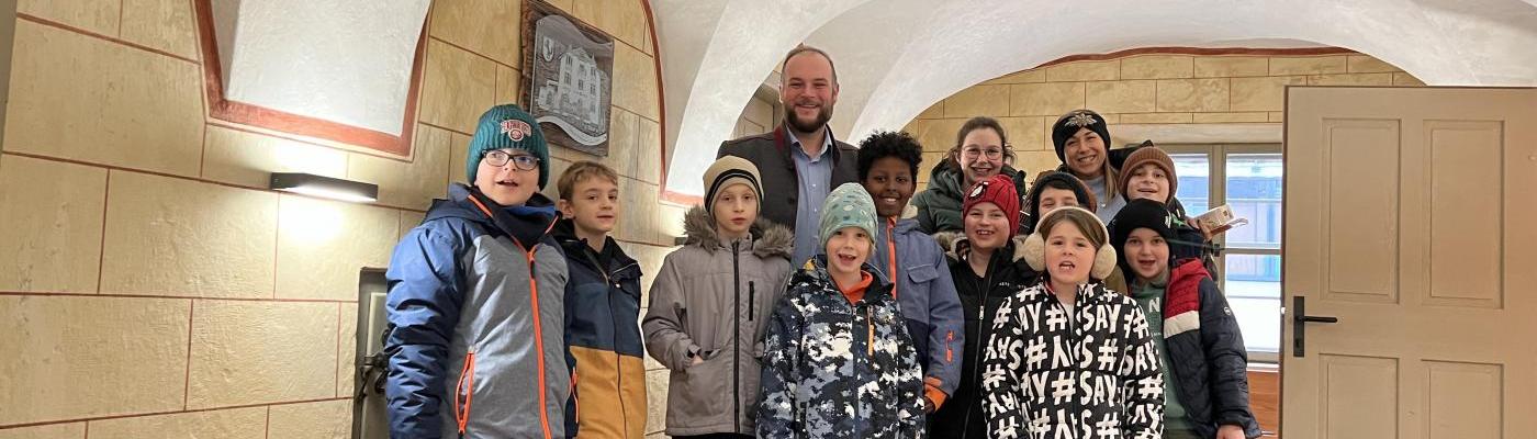 Hortkinder im Gemeindeamt mit Bürgermeister Jürgen Schreier
