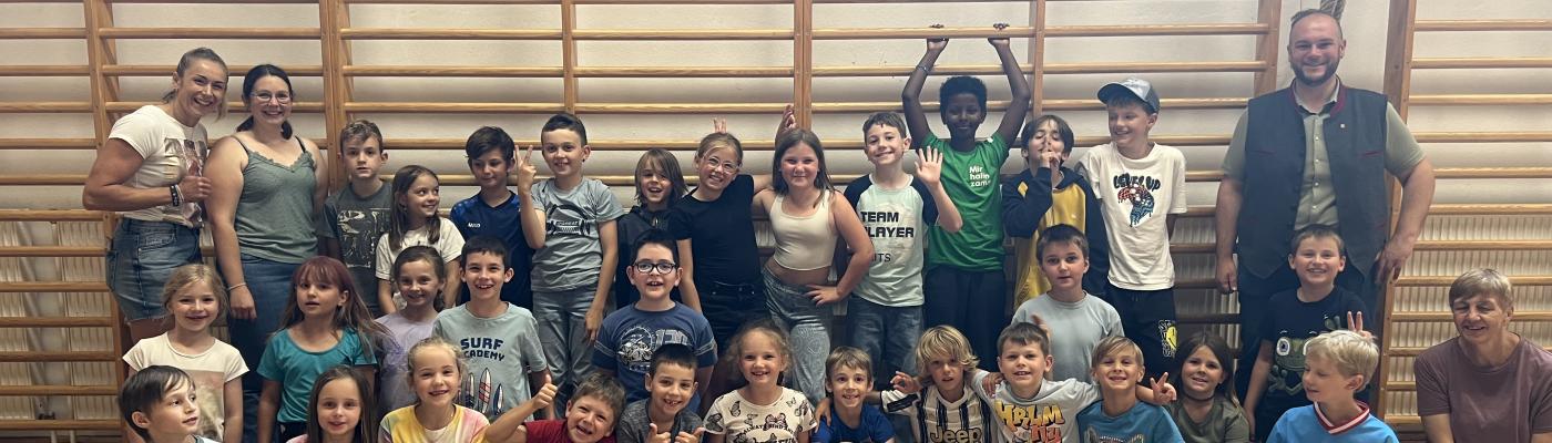 Gruppenfoto aller Hortkinder mit dem Hortteam und dem Bürgermeister