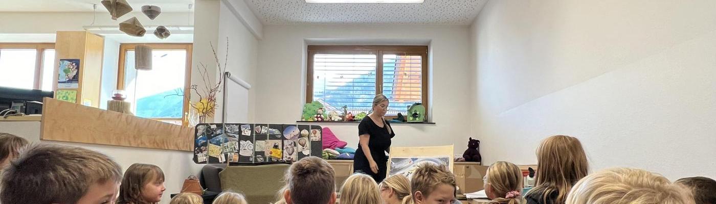 Kinder in der Bücherei