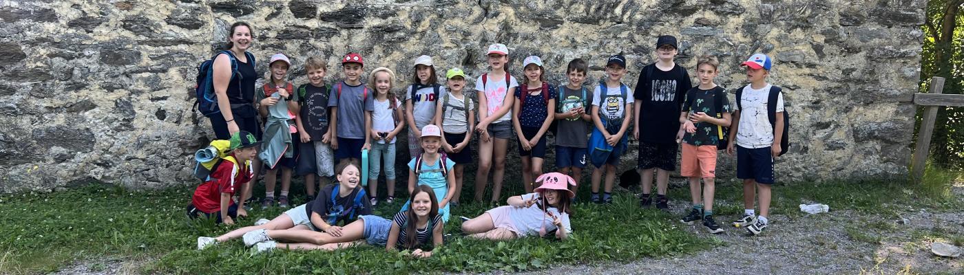 Kinder vor der Ruine Hörtenberg 