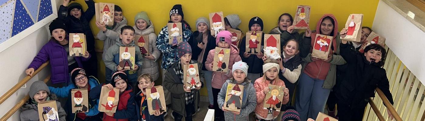 Kinder mit Nikolaussäcken