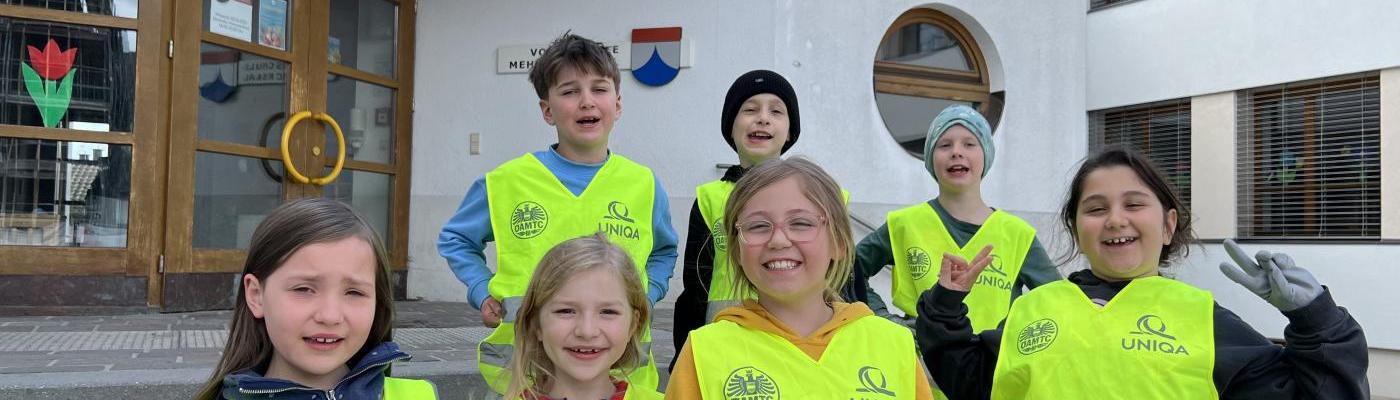 Kinder beim Dorfputz