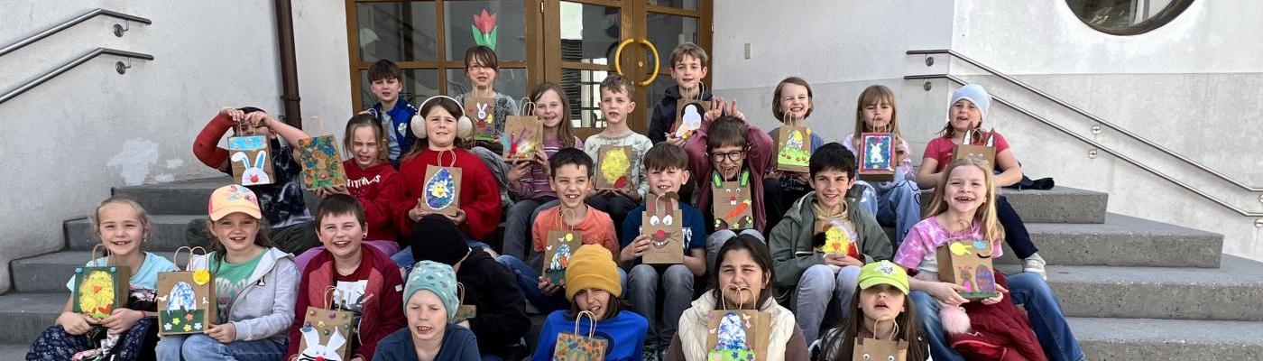 Gruppenfoto: Kinder mit ihren Osternestern