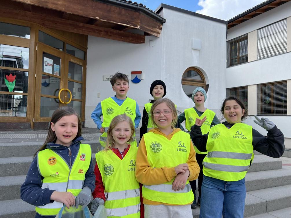 Kinder beim Dorfputz