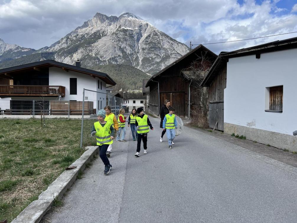 Kinder beim Dorfputz 2