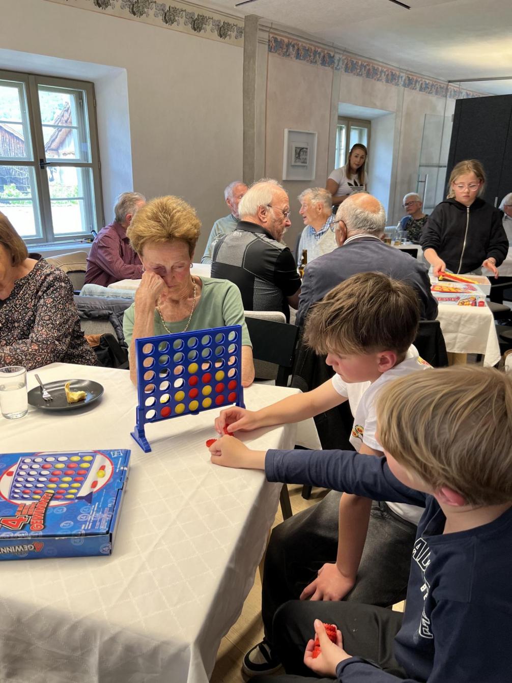 Hortkinder beim Seniorenhoangart