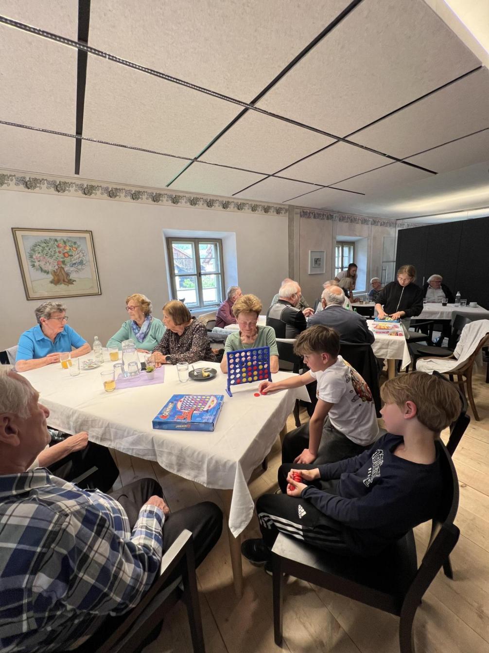 Hortkinder beim Seniorenhoangart