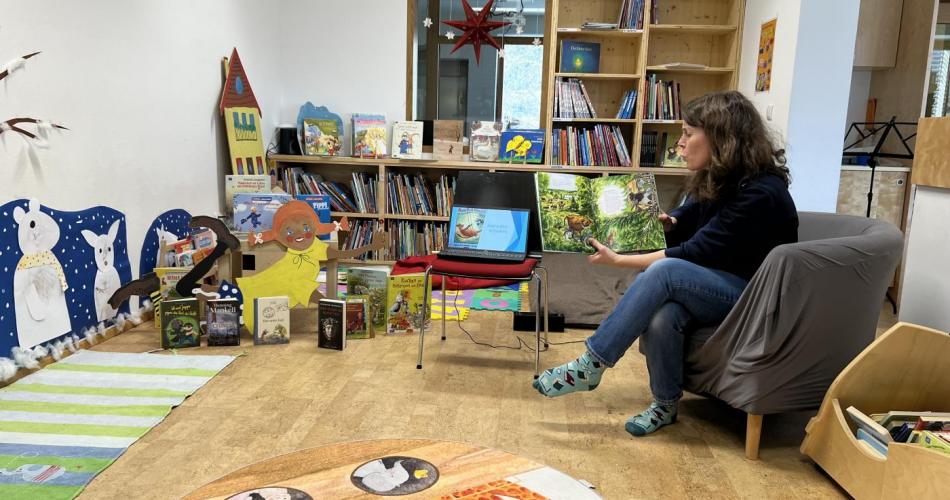Lisa liest den Kindern ein Buch einer schwedischen Kinderbuchautorin vor
