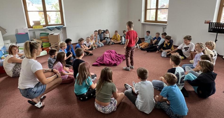 Kinder beim Spielen des Radiospiels