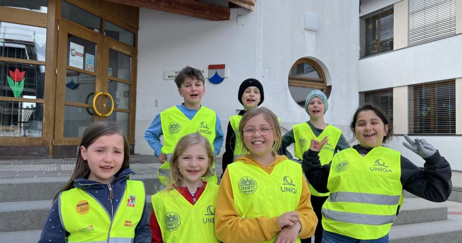 Kinder beim Dorfputz