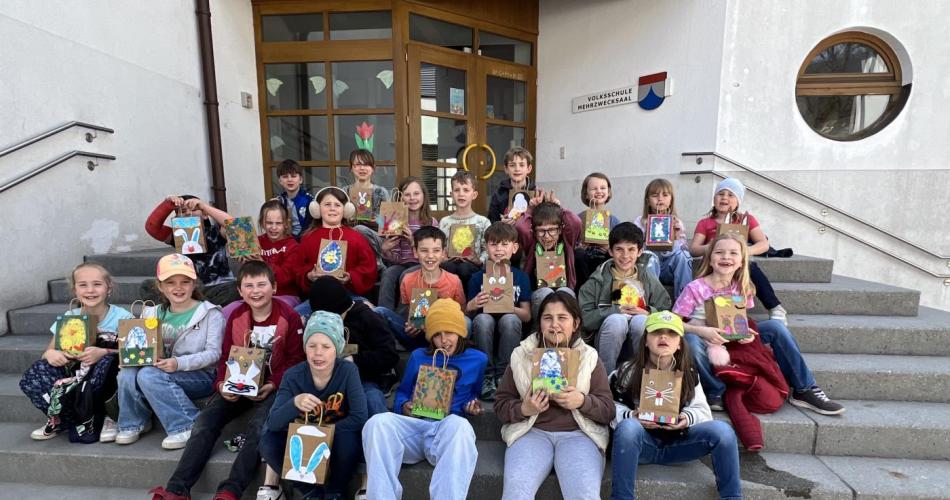 Gruppenfoto: Kinder mit ihren Osternestern
