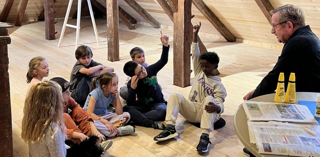 Kinder bei der Vernissage 2 Kinder mit dem Künstler Hans Gapp