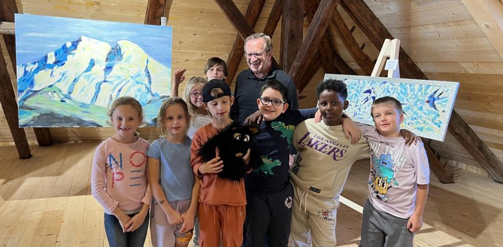 Kinder bei der Vernissage 3 Gruppenfoto mit dem Künstler Hans Gapp