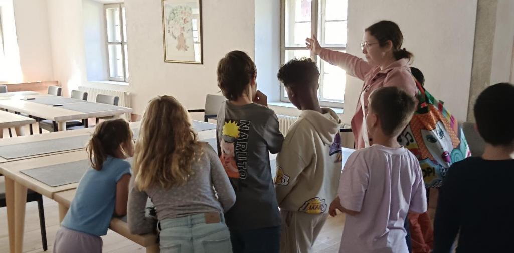 Kinder im Sitzungszimmer Kinder im Sitzungszimmer des neuen Gemeindeamtes